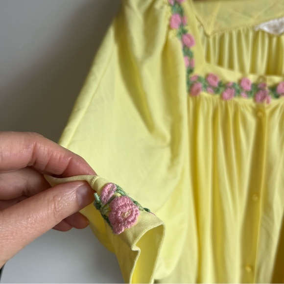 Vintage Linda Montréal Nylon Nightgown Yellow Flowers Embroidery One Size - Picture 6 of 15